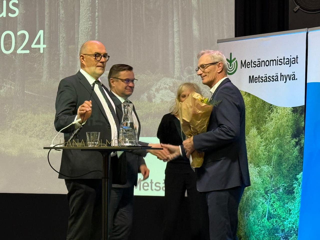 Metsänhoitoyhdistys Kainuu on Vuoden Kymppi, Metsävaltuuskunnan kultainen ansiomerkki savonlinnalaiselle Juha-Pekka Hannikaiselle