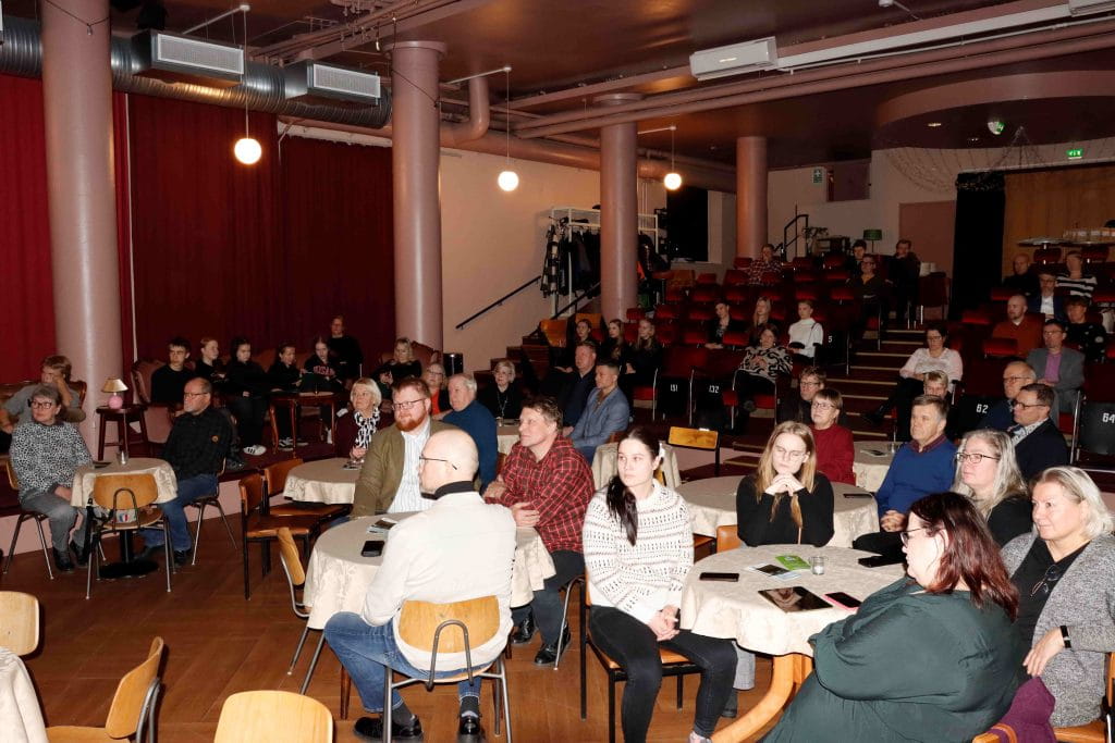 Savonlinnnan Kulttuurikellarille oli kokoontunut mukavasti väkeä juhlistaakseen opimaastajametsasta -sivuston julkaisua. 