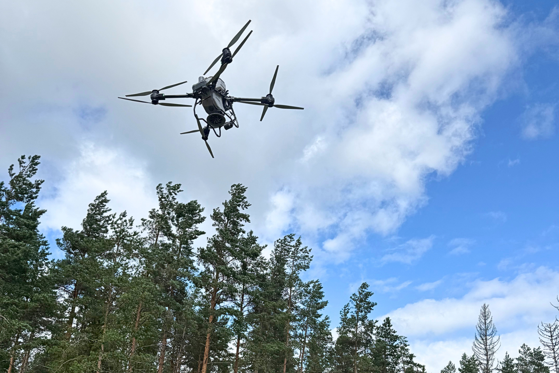 Metsänlannoitus drone